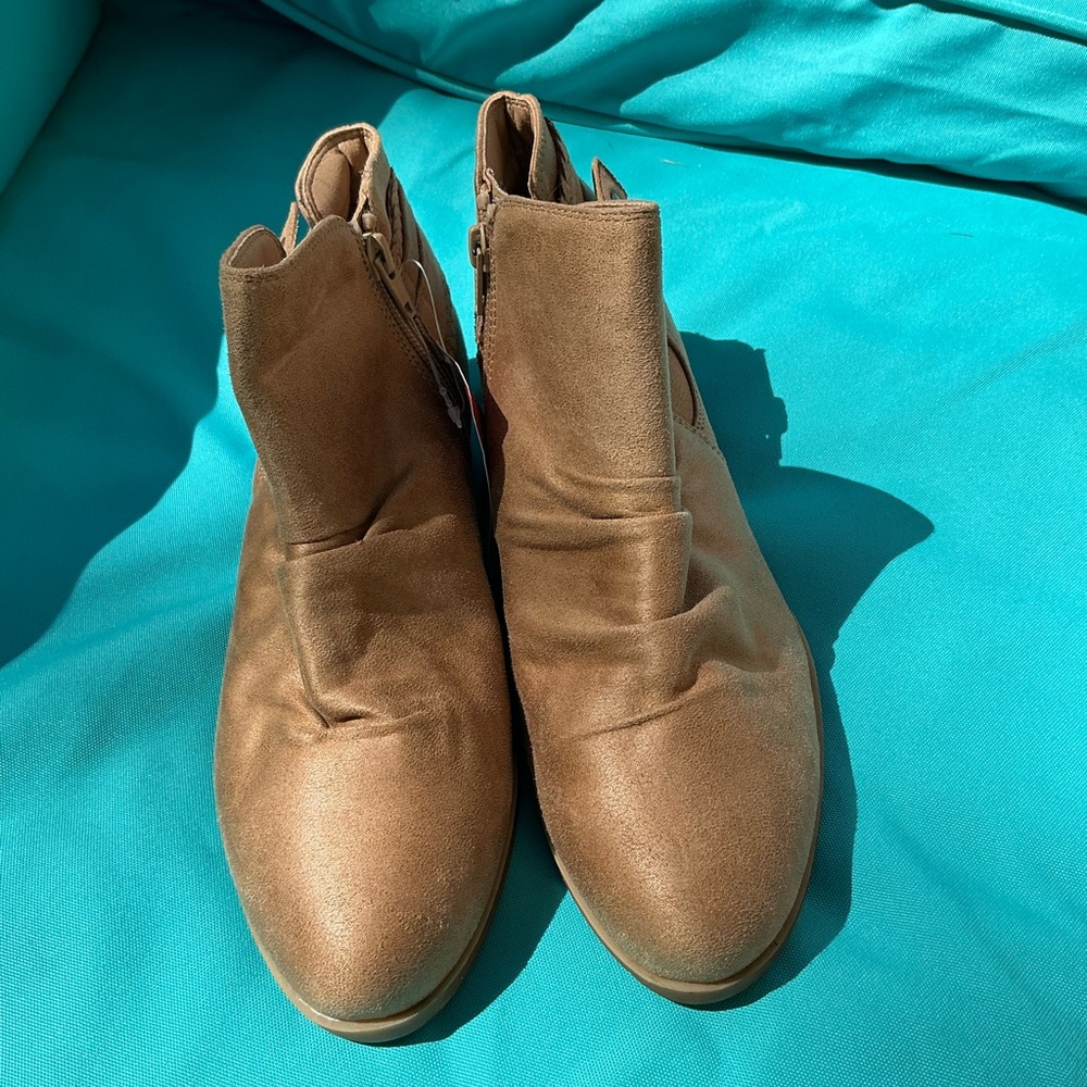 Nory Tan Ankle Boots with Elastic Side Panels NWT